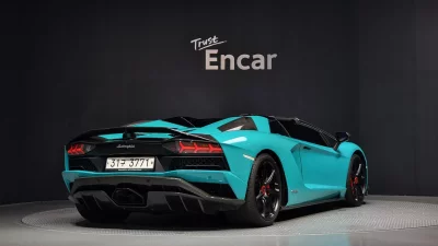 Lamborghini AVENTADOR