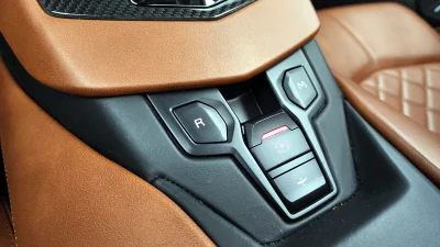 Lamborghini AVENTADOR