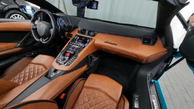 Lamborghini AVENTADOR
