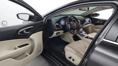Chrysler 200