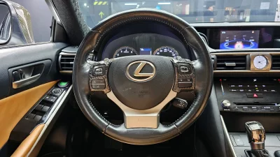 Lexus IS