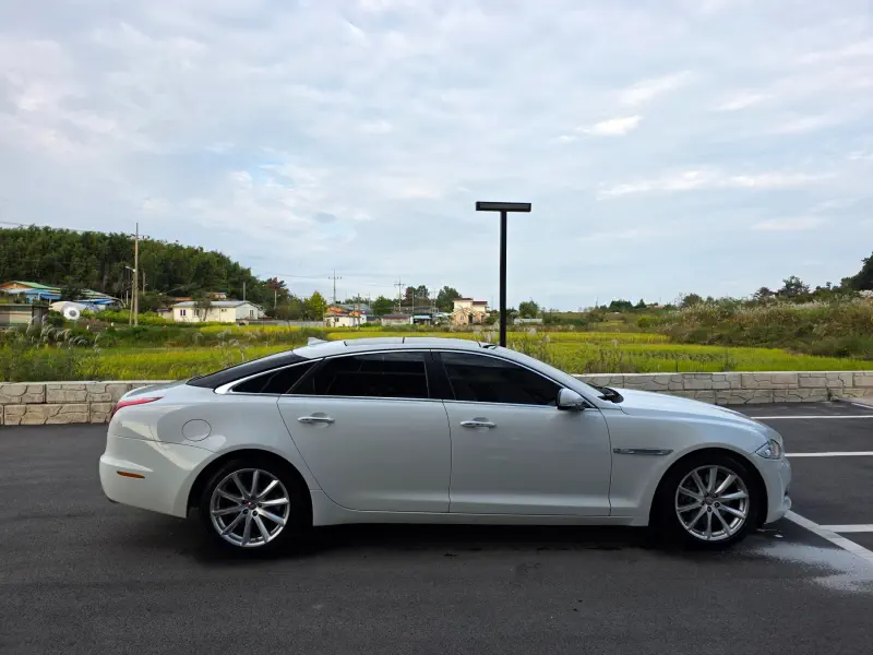 Jaguar XJ