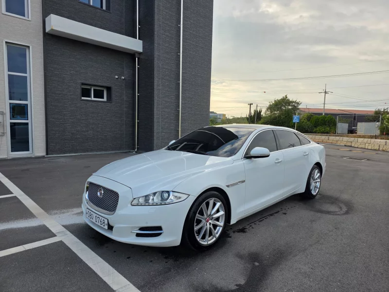 Jaguar XJ