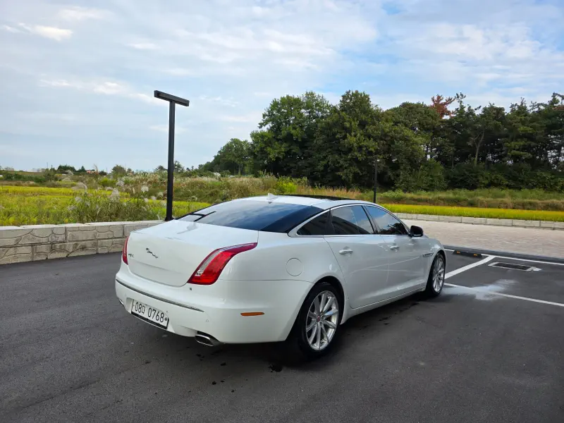 Jaguar XJ