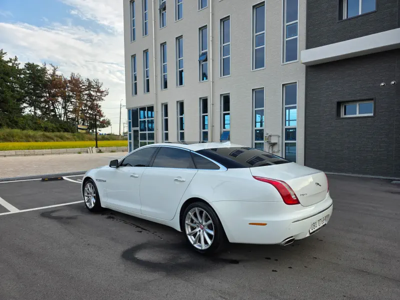 Jaguar XJ