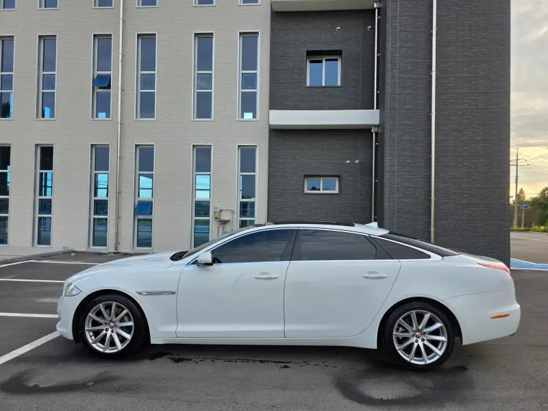 Jaguar XJ