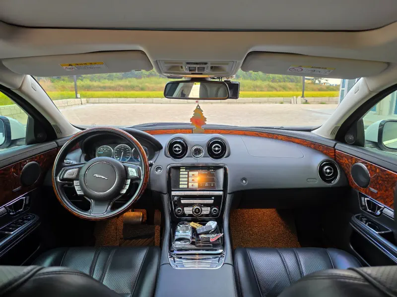 Jaguar XJ