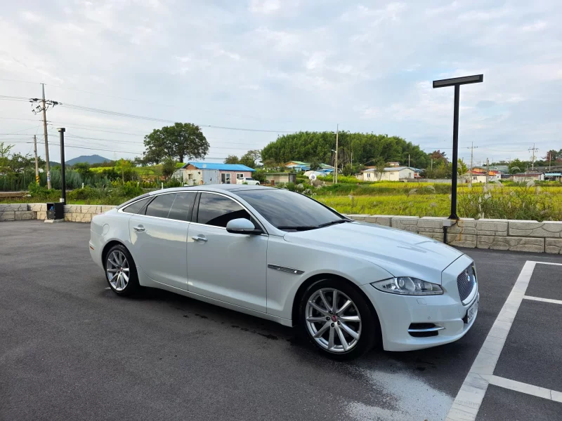 Jaguar XJ