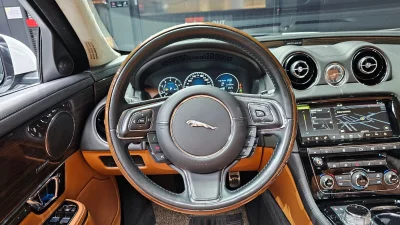 Jaguar XJ