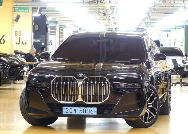 BMW i7