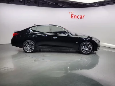 Infiniti M