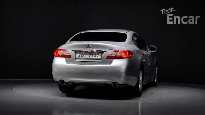 Infiniti M