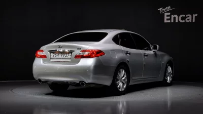 Infiniti M