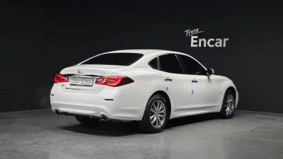 Infiniti Q70