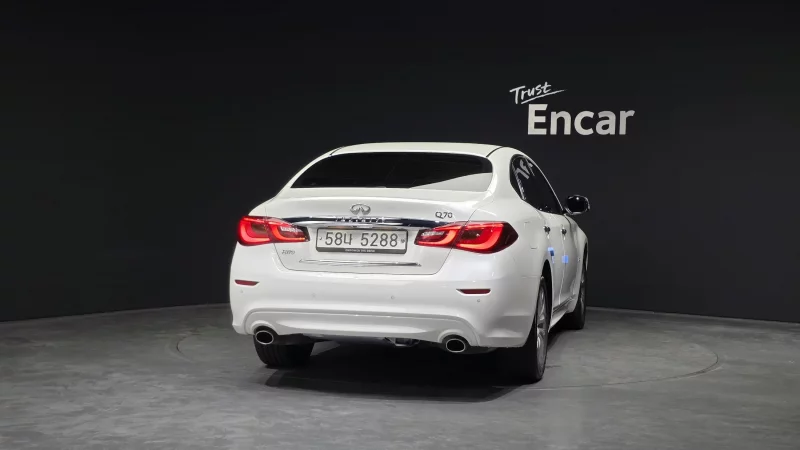 Infiniti Q70