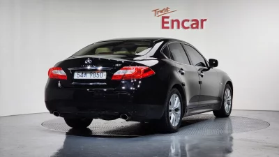 Infiniti M