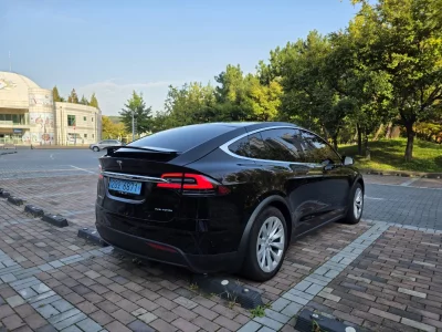 Tesla MODEL X