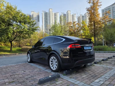 Tesla MODEL X