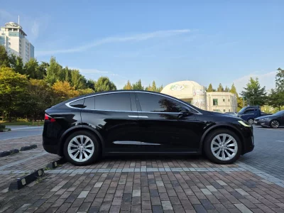 Tesla MODEL X