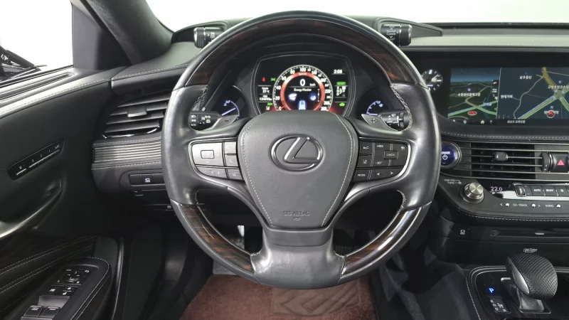 Lexus LS