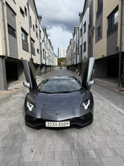 Lamborghini AVENTADOR