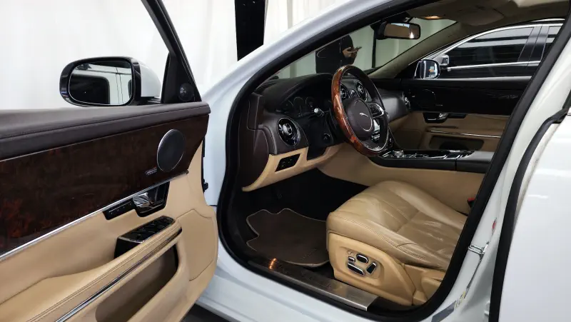 Jaguar XJ