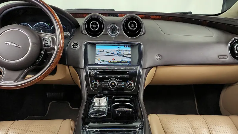Jaguar XJ