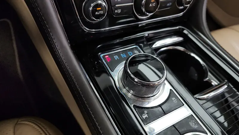 Jaguar XJ