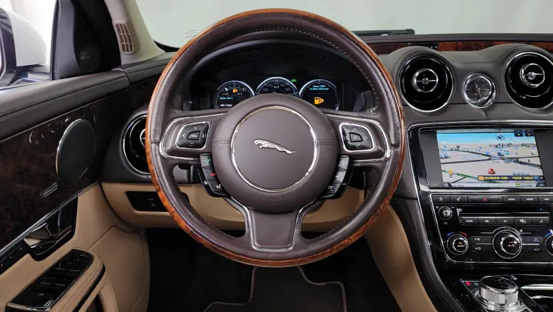Jaguar XJ