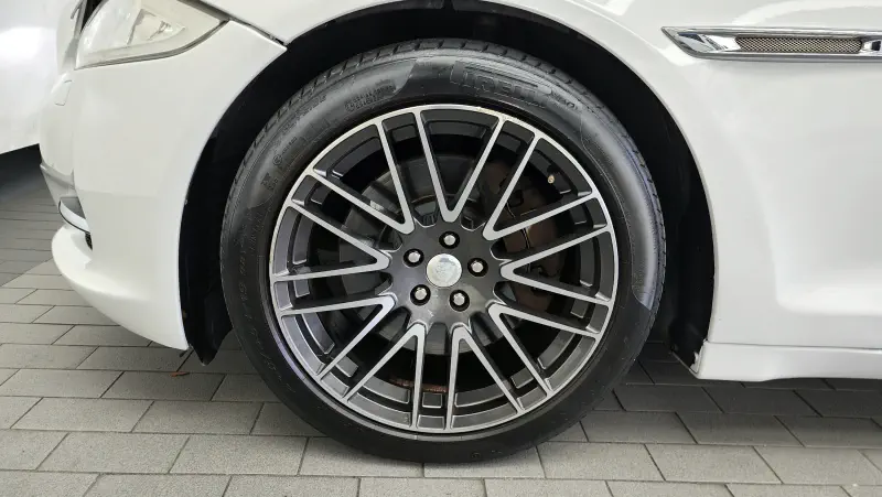 Jaguar XJ
