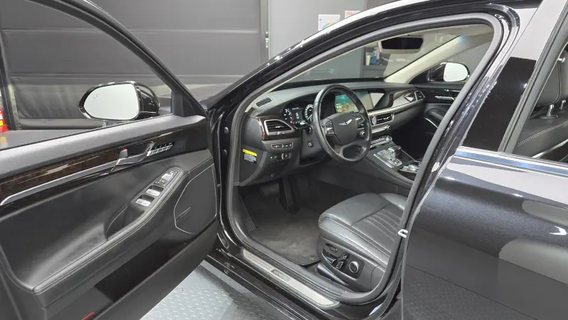 Genesis G90