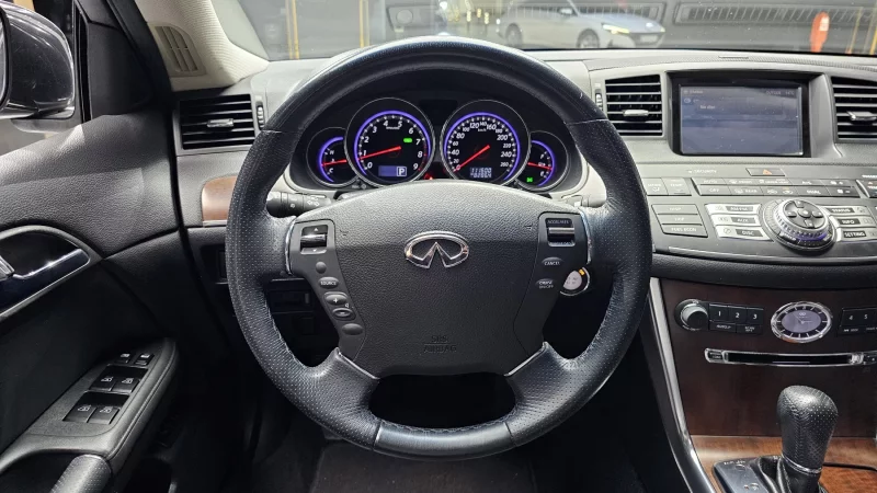 Infiniti M