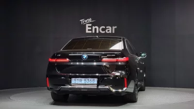 BMW i7