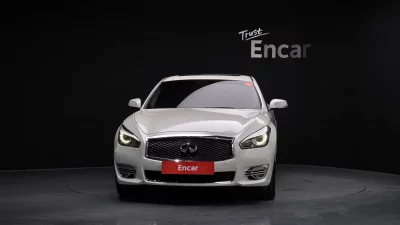 Infiniti Q70