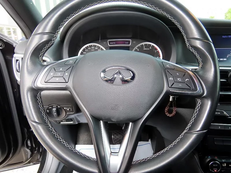 Infiniti Q30