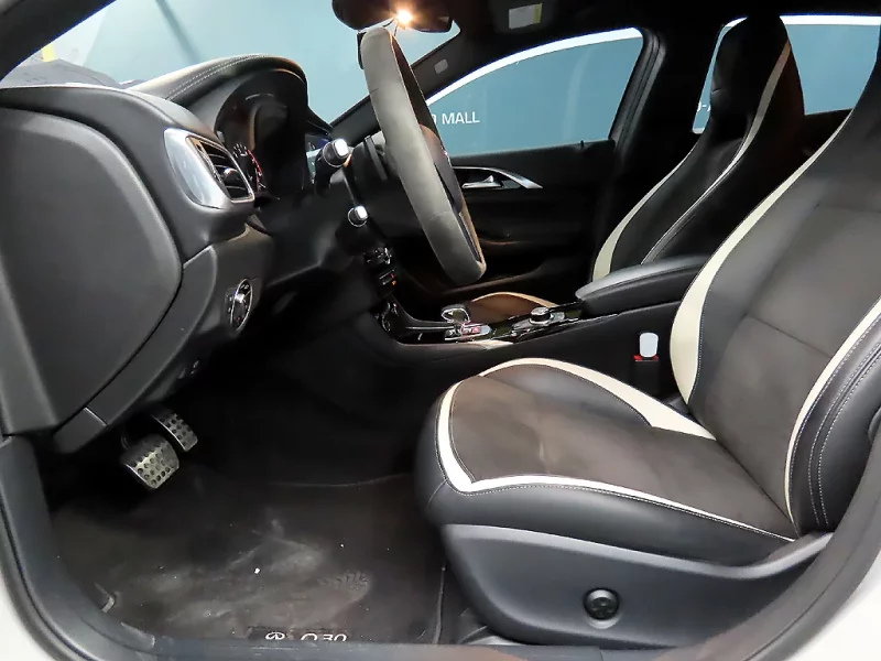 Infiniti Q30