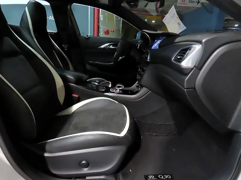 Infiniti Q30