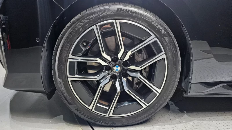 BMW i7