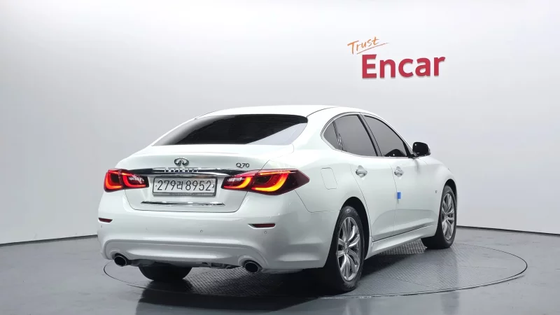 Infiniti Q70