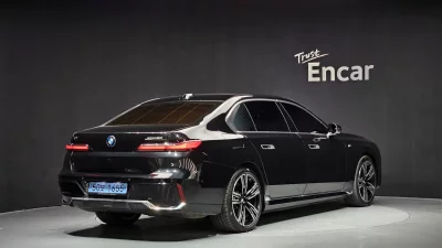 BMW i7