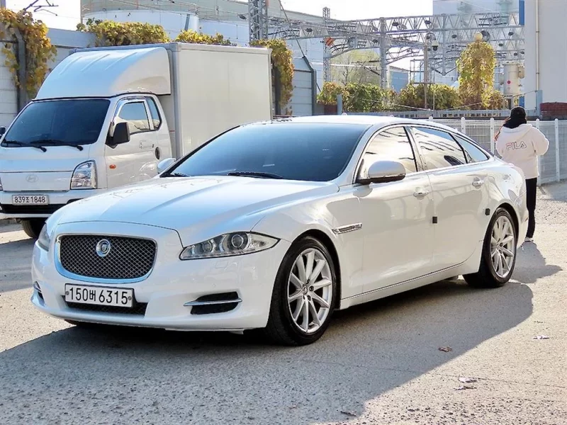 Jaguar XJ