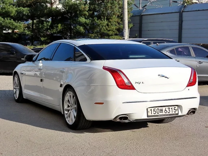 Jaguar XJ