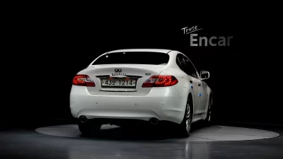 Infiniti M
