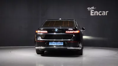 BMW i7