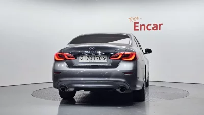 Infiniti Q70