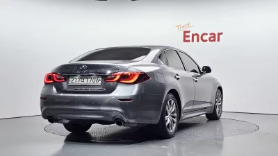 Infiniti Q70