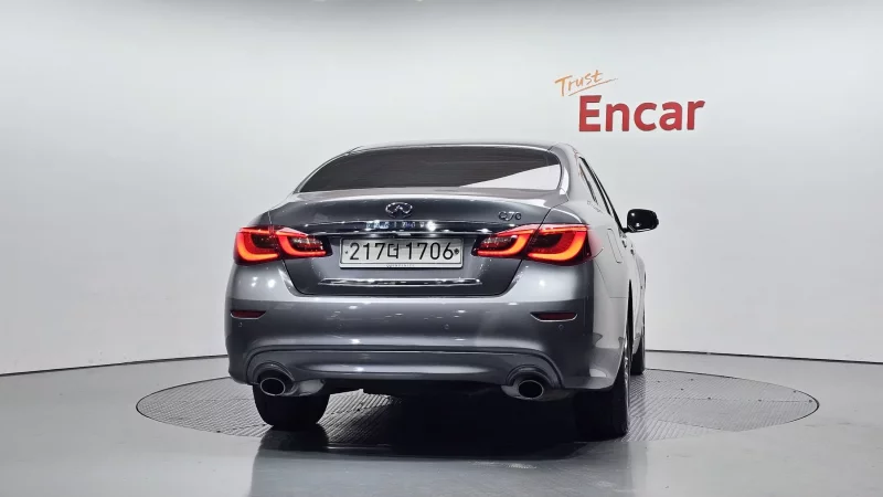 Infiniti Q70