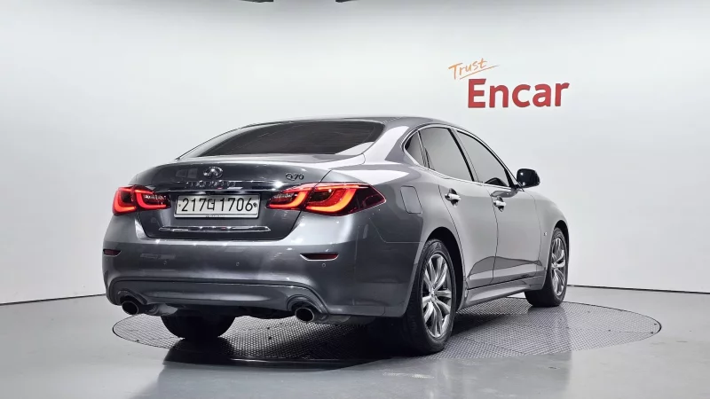 Infiniti Q70