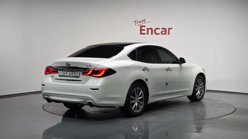 Infiniti Q70