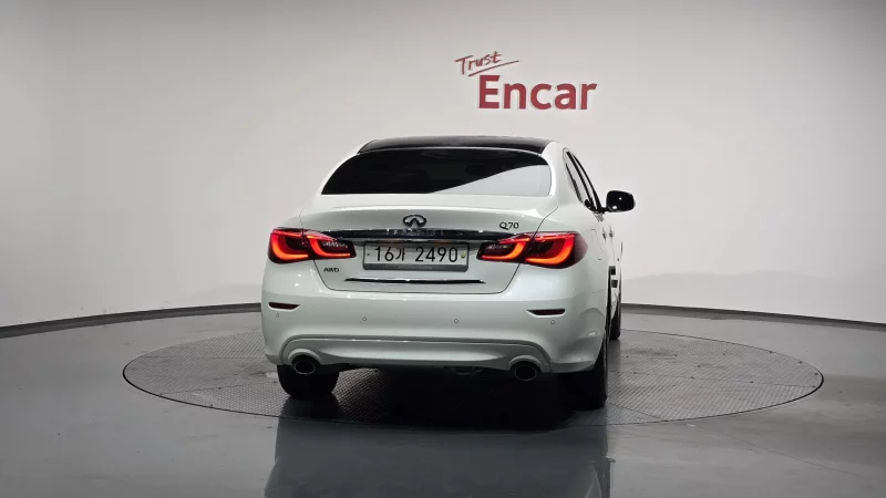 Infiniti Q70